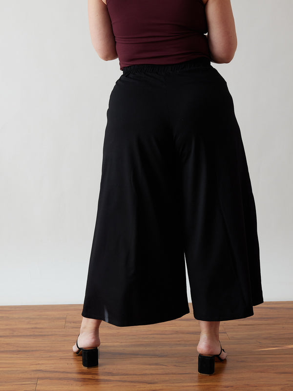 Free Label SS24 - Black Rai Crop - Size Inclusive Fashion - Made in Canada - Plus Sizes - 5X to XS - Ethical and Sustainable Fashion