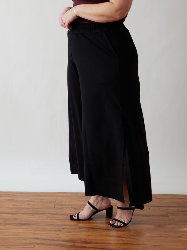 Free Label SS24 - Black Rai Crop - Size Inclusive Fashion - Made in Canada - Plus Sizes - 5X to XS - Ethical and Sustainable Fashion