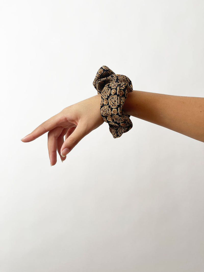 FESTAL SCRUNCHIE